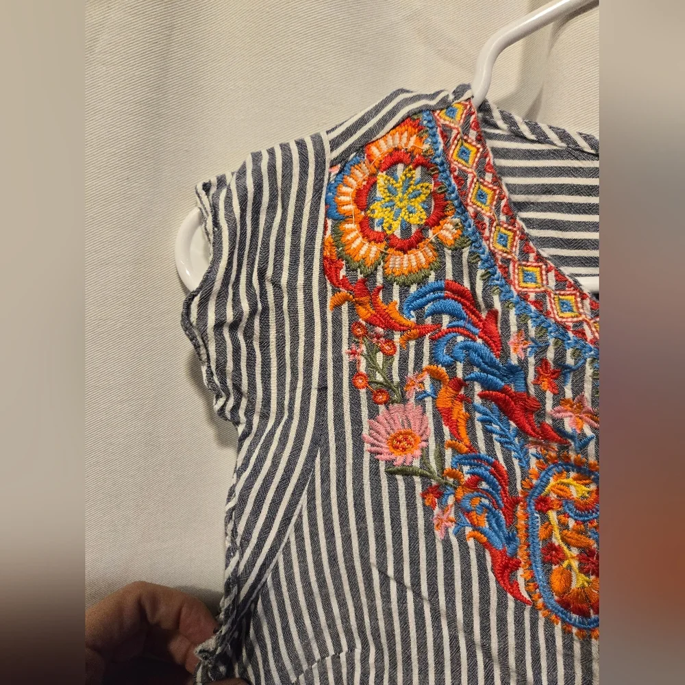 EUC Women's Savanna Jane Sleeveless Striped Embroidered Top Size Small - Picture 2 of 8